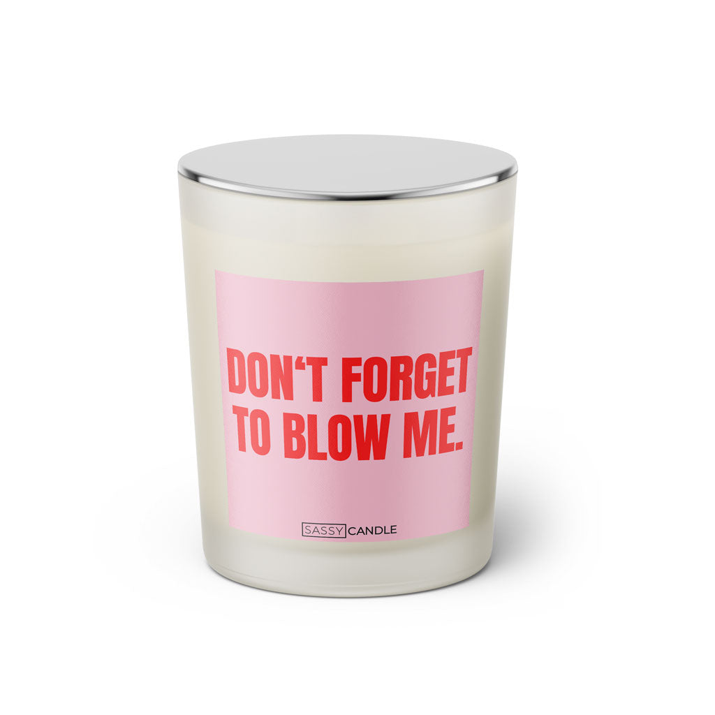 Duftkerze mit witzigen Spruch: Don't forget to blow me. Kerzenglas mit Deckel. Farbe rosa und pink von Sassy Candle.