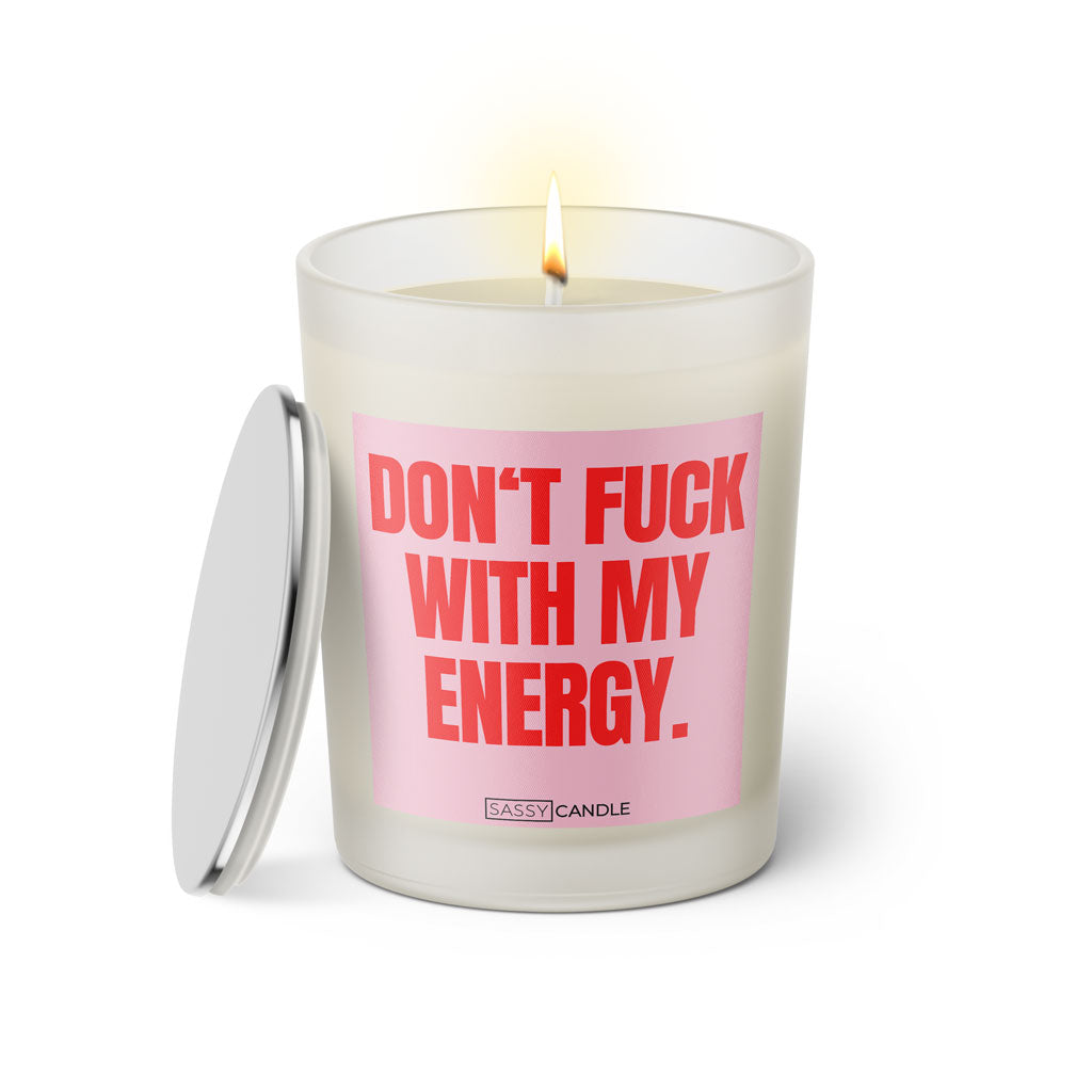 Duftkerze mit witzigen Spruch: Don't fuck with my energy. Farbe rosa und pink von Sassy Candle.