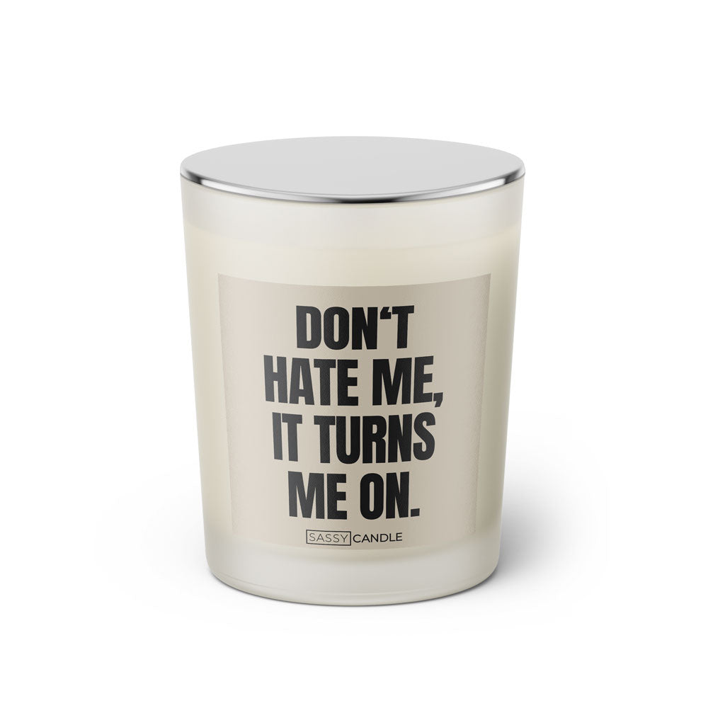 Duftkerze mit witzigem Spruch: Don't hate me, it turns me on. Farbe beige und schwarze Schrift. Kerzenglas mit silbernem Deckel von Sassy Candle.