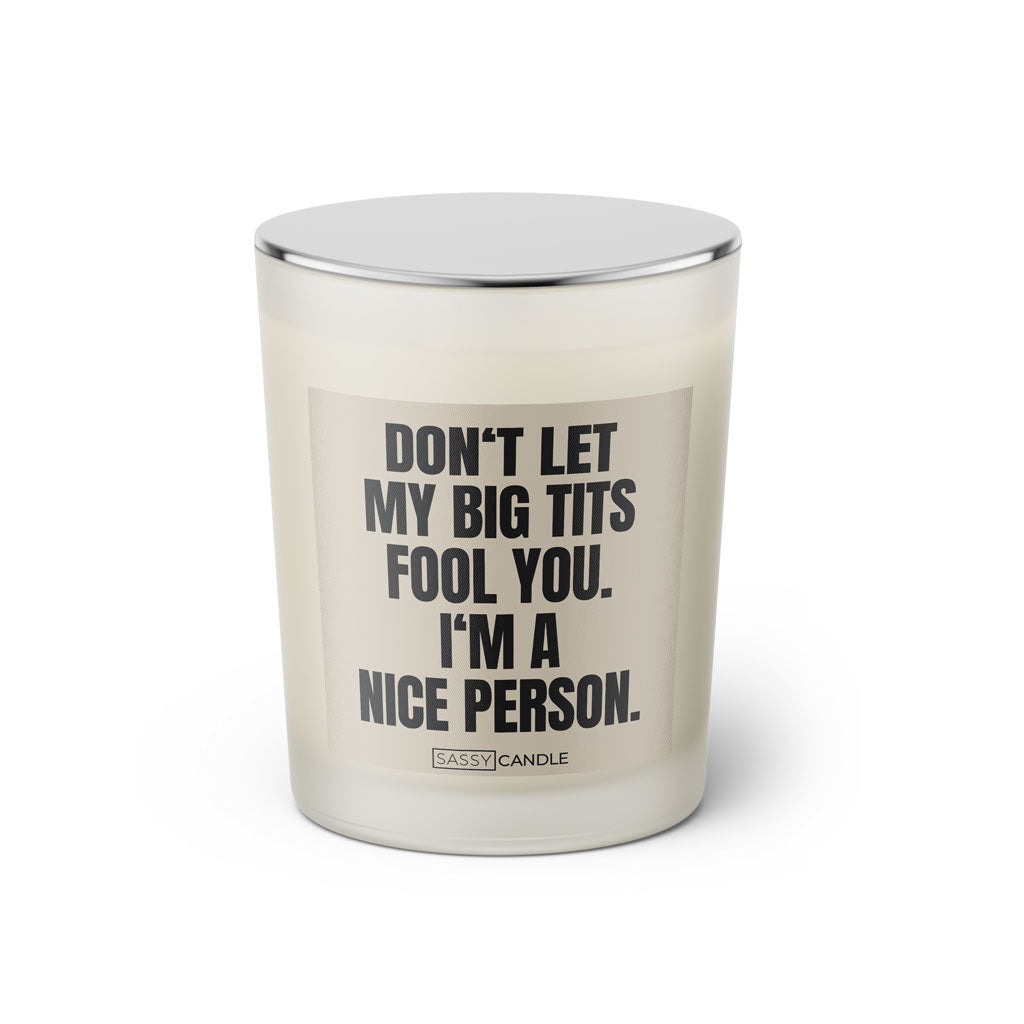 Duftkerze mit witzigem Spruch: Don't let my big tits fool you. I'm a nice person. Farbe beige und schwarze Schrift. Kerzenglas mit silbernem geschlossenem Deckel von Sassy Candle.