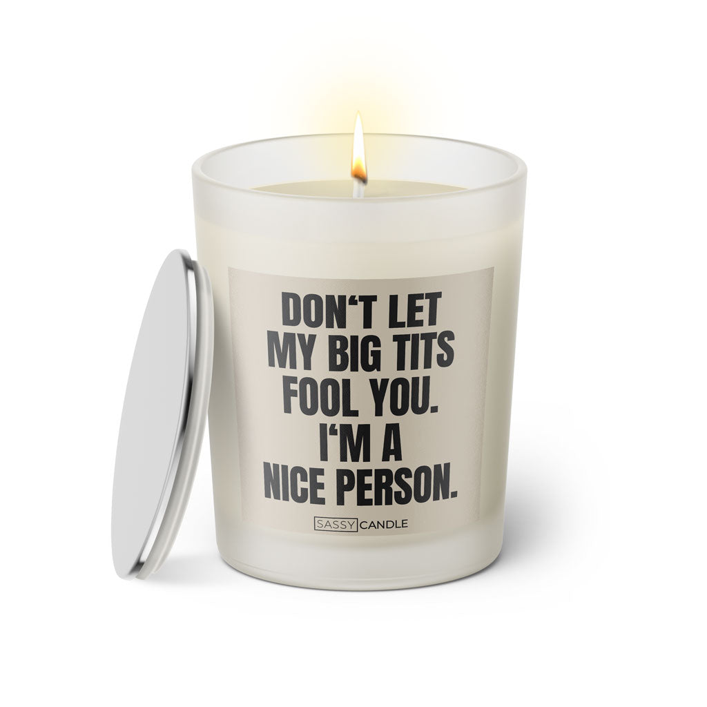 Duftkerze mit witzigem Spruch: Don't let my big tits fool you. I'm a nice person. Farbe beige und schwarze Schrift. Kerzenglas mit silbernem Deckel von Sassy Candle.
