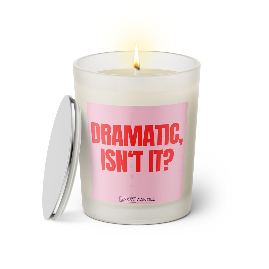 Duftkerze mit witzigen Spruch: Dramatic, isn't it? Farbe rosa und pink von Sassy Candle.