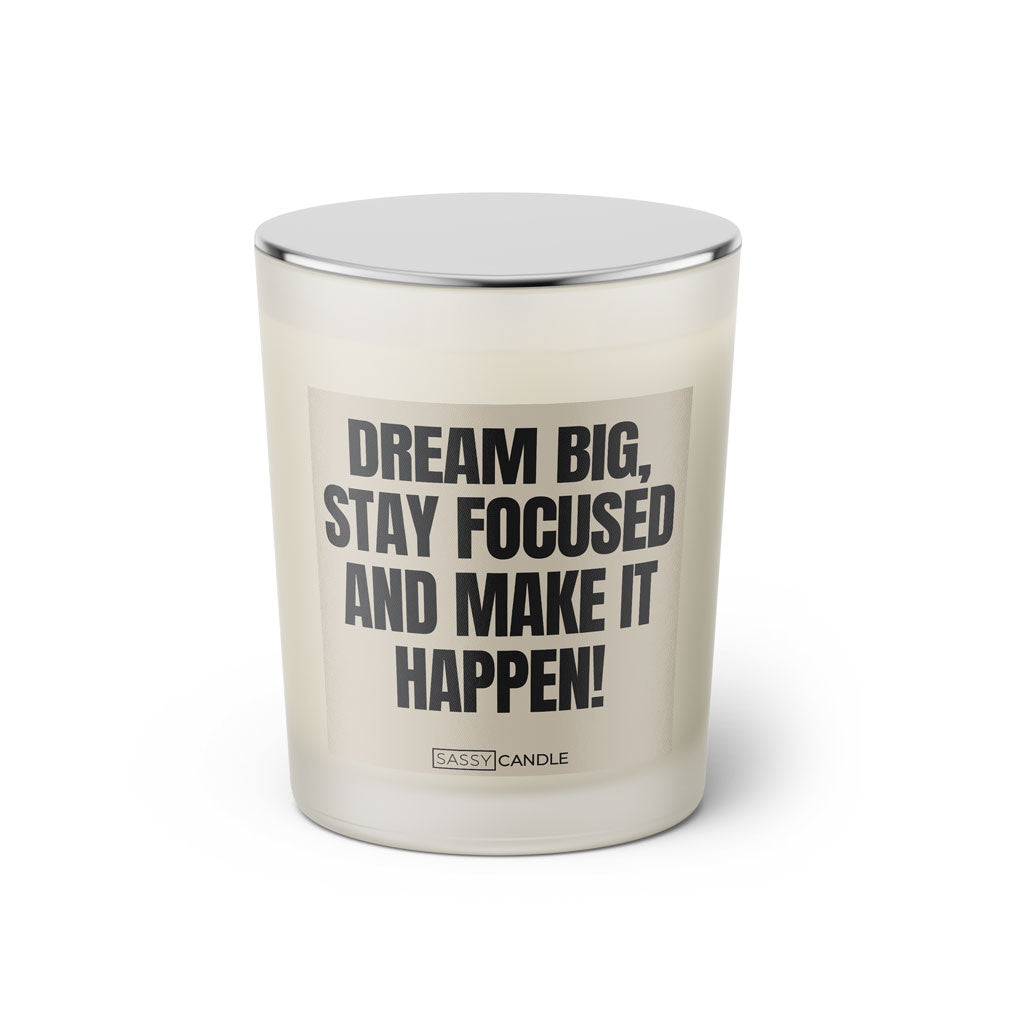 Duftkerze mit witzigen Spruch: Dream big, stay focused and make it happen! Farbe beige und schwarz von Sassy Candle.
