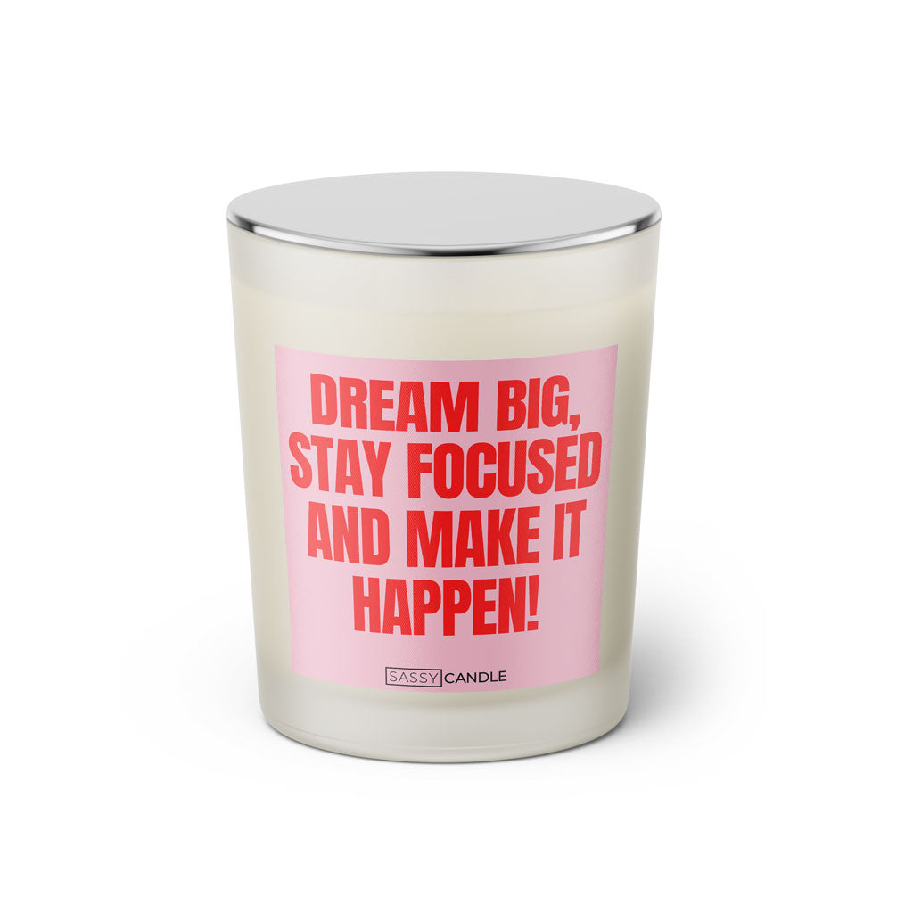 Duftkerze mit witzigen Spruch: Dream big, stay focused and make it happen! Farbe rosa und pink von Sassy Candle.