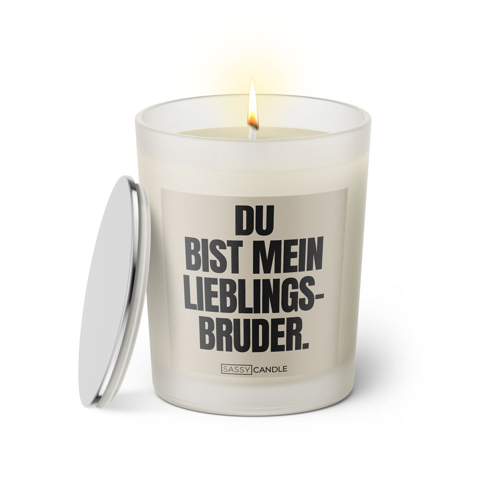 Duftkerze mit witzigem Spruch: Du bist mein Lieblingsbruder! Farbe beige und schwarze Schrift. Kerzenglas mit silbernem Deckel von SassyCandle.
