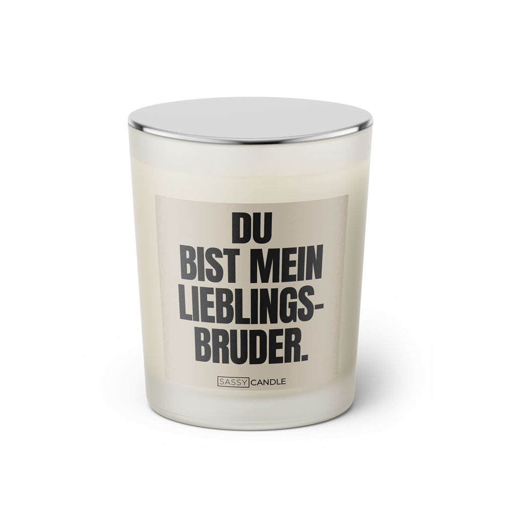 Duftkerze mit witzigem Spruch: Du bist mein Lieblingsbruder! Farbe beige und schwarze Schrift. Kerzenglas mit silbernem geschlossenem Deckel von SassyCandle.