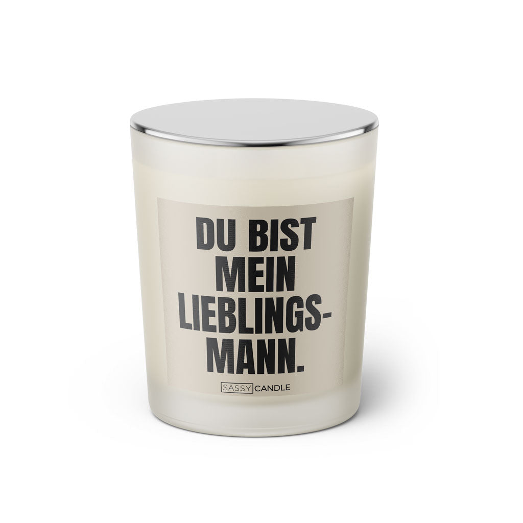 Duftkerze mit witzigem Spruch: Du bist mein Lieblingsmann. Farbe beige und schwarze Schrift. Kerzenglas mit silbernem Deckel von SassyCandle.