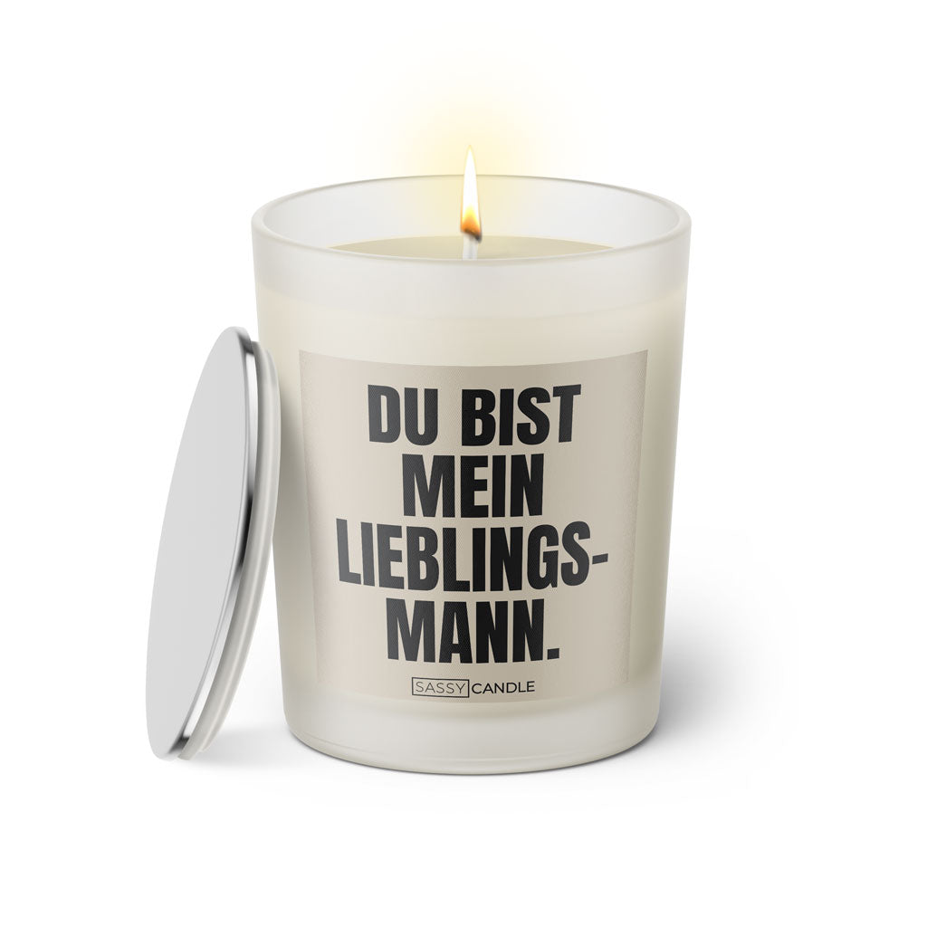 Duftkerze mit witzigem Spruch: Du bist mein Lieblingsmann. Farbe beige und schwarze Schrift. Kerzenglas mit silbernem Deckel von SassyCandle.