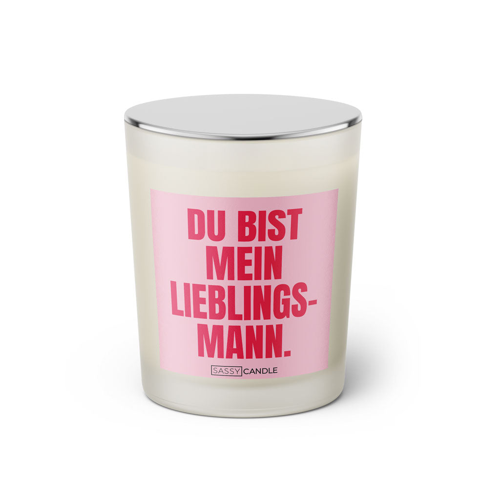 Duftkerze mit witzigem Spruch: Du bist mein Lieblingsmann. Farbe rosa und pinke Schrift. Kerzenglas mit silbernem Deckel von SassyCandle.
