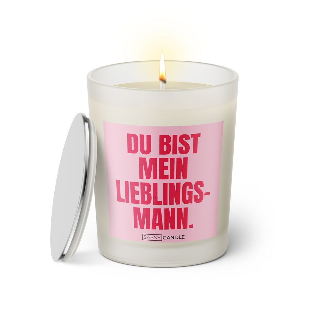 Duftkerze mit witzigem Spruch: Du bist mein Lieblingsmann. Farbe rosa und pinke Schrift. Kerzenglas mit silbernem Deckel von SassyCandle.