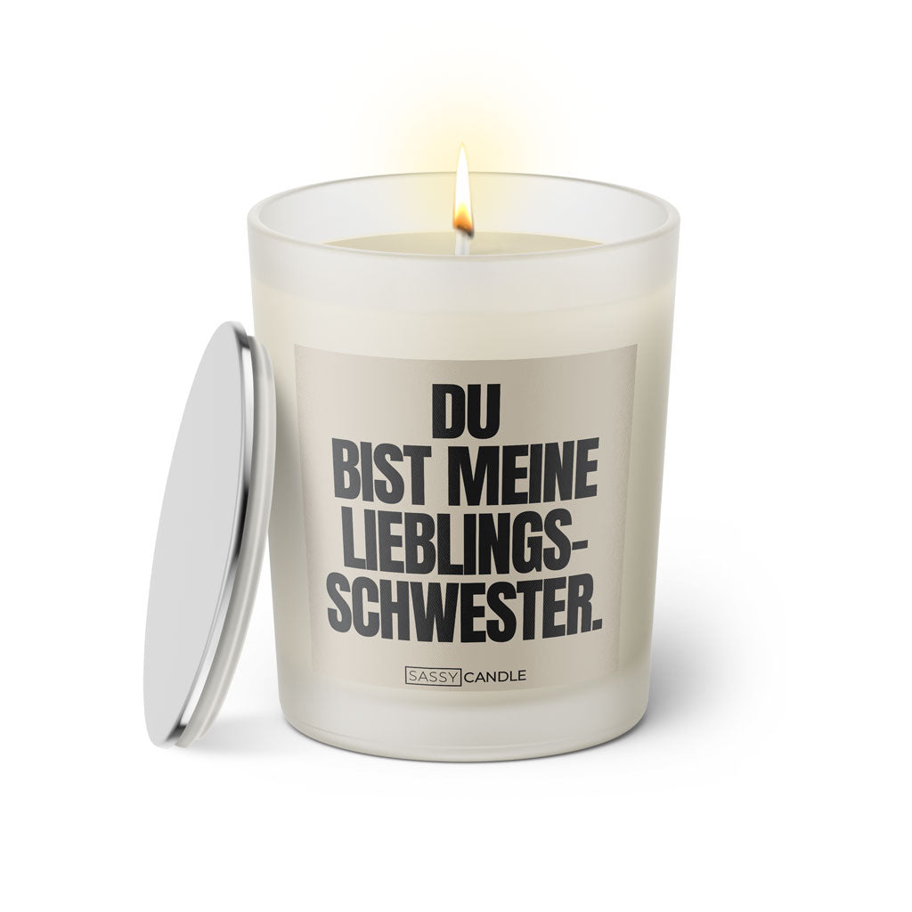 Duftkerze mit witzigem Spruch: Du bist meine Lieblingsschwester! Farbe beige und schwarze Schrift. Kerzenglas mit silbernem Deckel von SassyCandle.