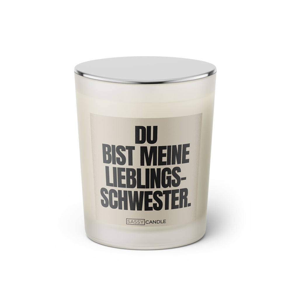 Duftkerze mit witzigem Spruch: Du bist meine Lieblingsschwester! Farbe beige und schwarze Schrift. Kerzenglas mit silbernem geschlossenem Deckel von SassyCandle.
