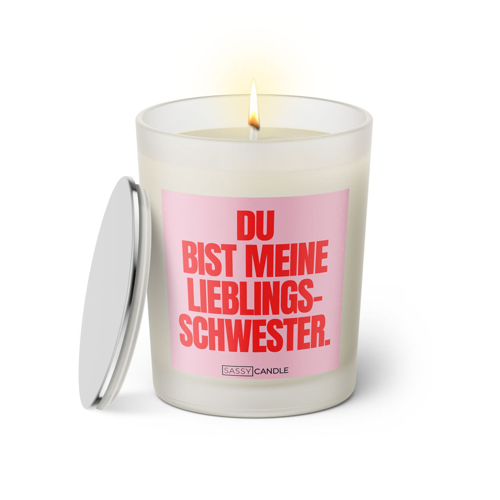 Duftkerze mit witzigem Spruch: Du bist meine Lieblingsschwester! Farbe rosa und pinke Schrift. Kerzenglas mit silbernem Deckel von SassyCandle.