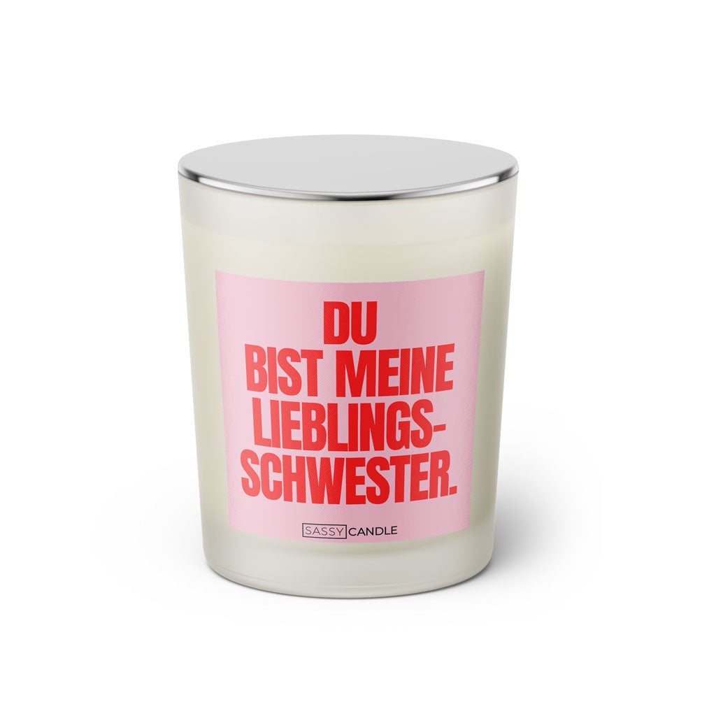 Duftkerze mit witzigem Spruch: Du bist meine Lieblingsschwester! Farbe rosa und pinke Schrift. Kerzenglas mit silbernem geschlossenem Deckel von SassyCandle.