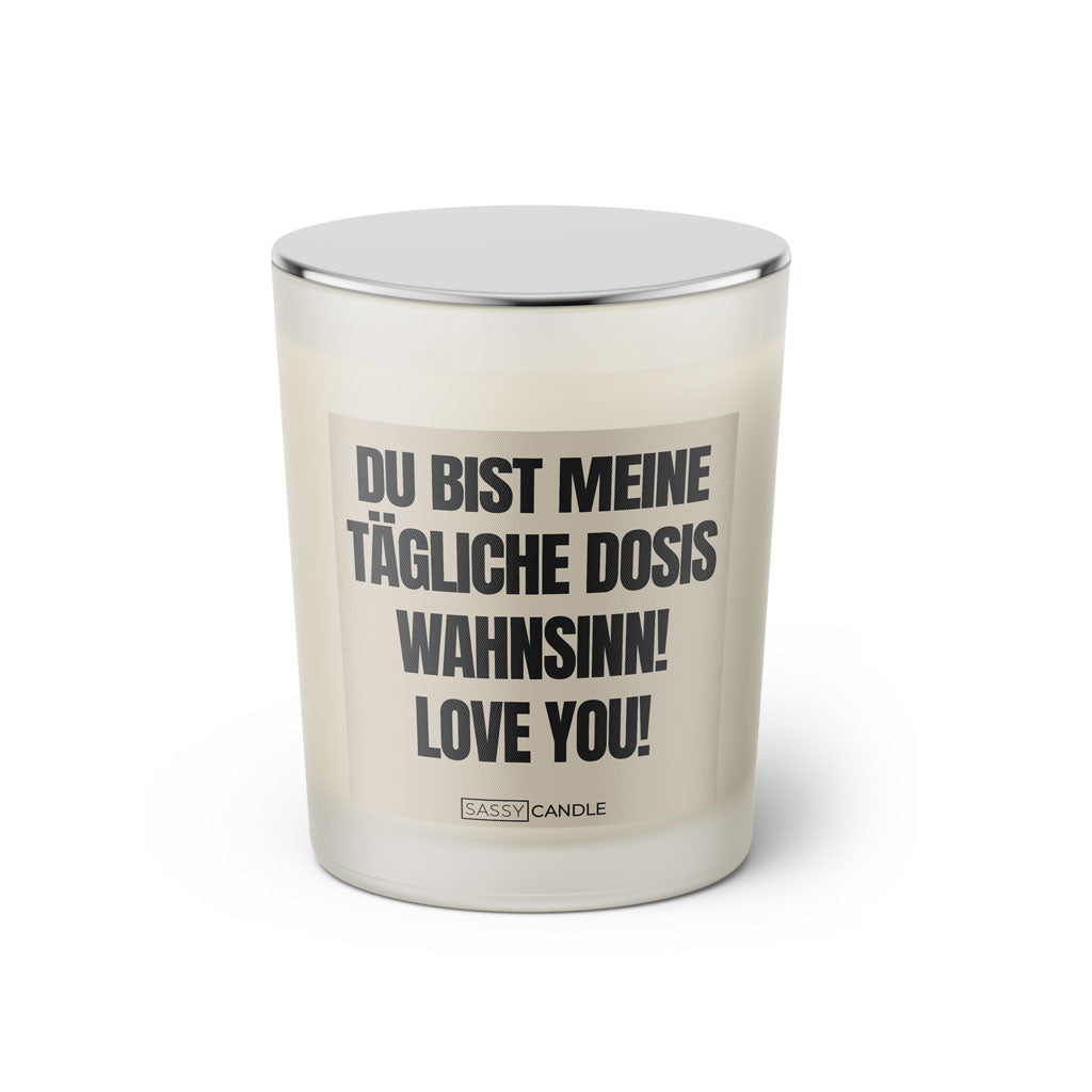 Duftkerze mit Spruch: Du bist meine tägliche Dosis Wahnsinn! Love you! Farbe beige und schwarz von Sassy Candle.