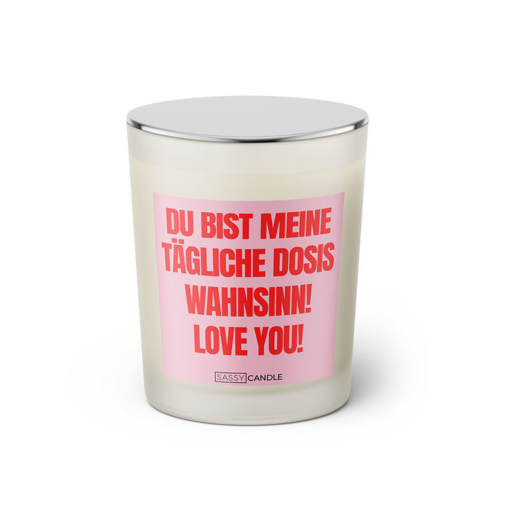 Duftkerze mit Spruch: Du bist meine tägliche Dosis Wahnsinn! Love you! Farbe rosa und pink von Sassy Candle.