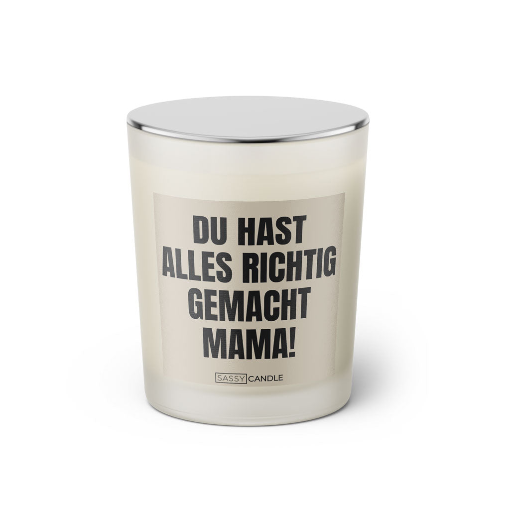 Duftkerze mit witzigem Spruch: Du hast alles richtig gemacht Mama! Farbe beige und schwarz mit silbernem Deckel von Sassy Candle.