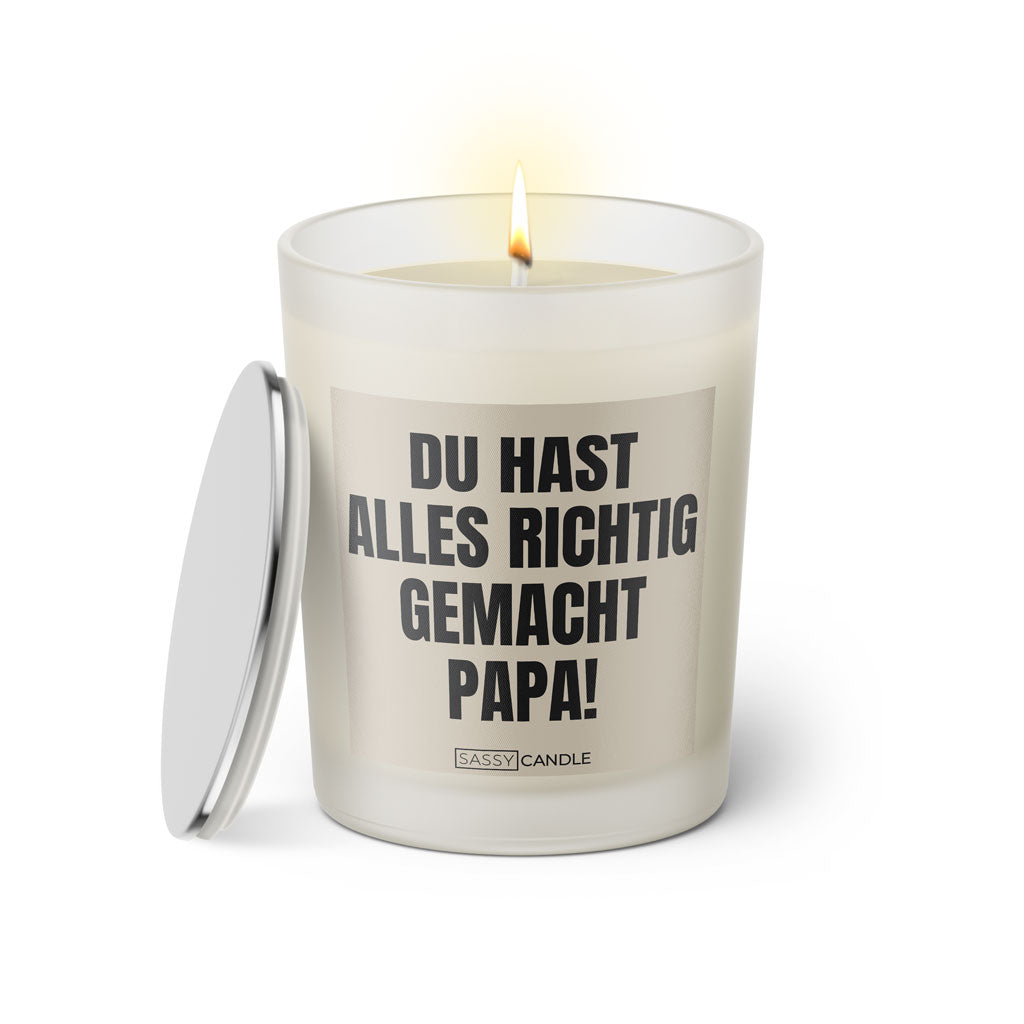 Duftkerze mit witzigem Spruch: Du hast alles richtig gemacht Papa! Farbe beige und schwarz mit silbernem Deckel von Sassy Candle.