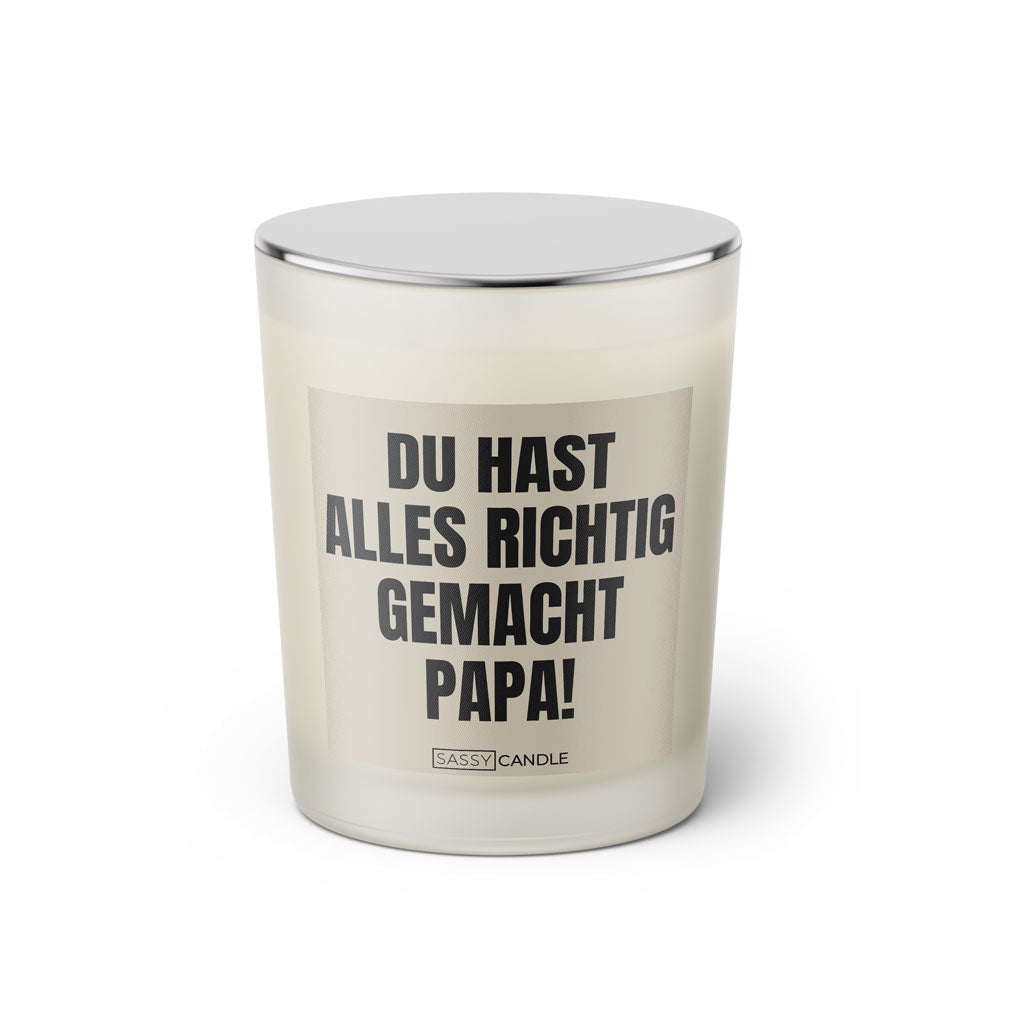 Duftkerze mit witzigem Spruch: Du hast alles richtig gemacht Papa! Farbe beige und schwarz mit silbernem Deckel von Sassy Candle.