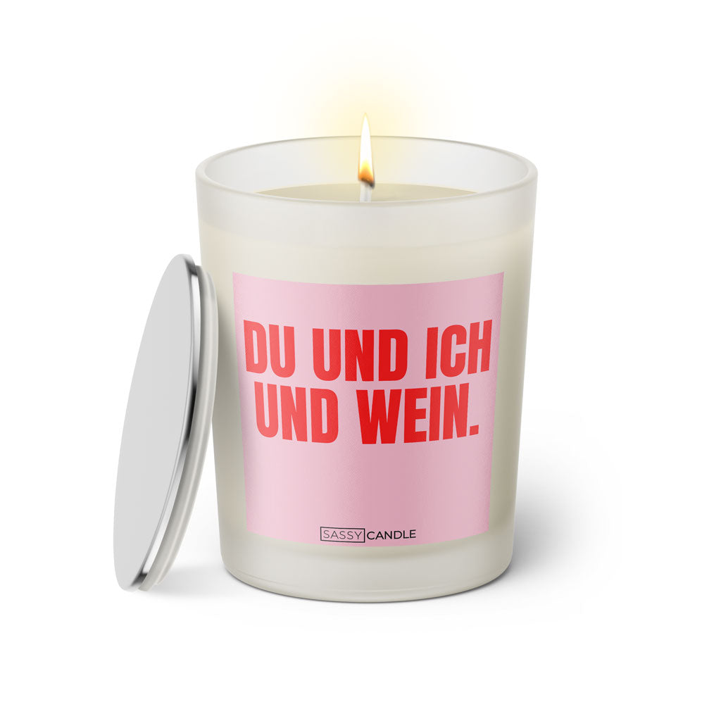 Duftkerze mit witzigem Spruch: Du und Ich und Wein. Farbe rosa und pinke Schrift. Kerzenglas mit silbernem Deckel von SassyCandle.