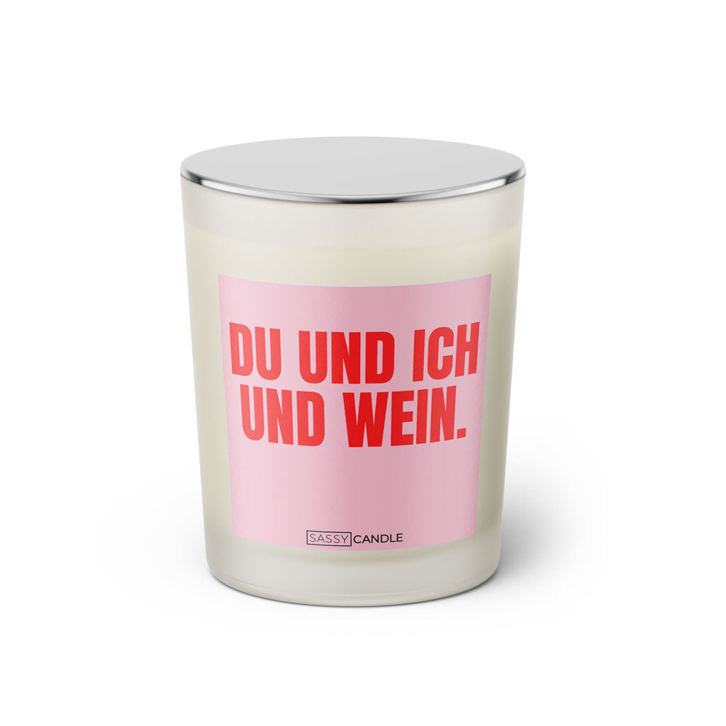 Duftkerze mit witzigem Spruch: Du und Ich und Wein. Farbe rosa und pinke Schrift. Kerzenglas mit silbernem geschlossenem Deckel von SassyCandle.