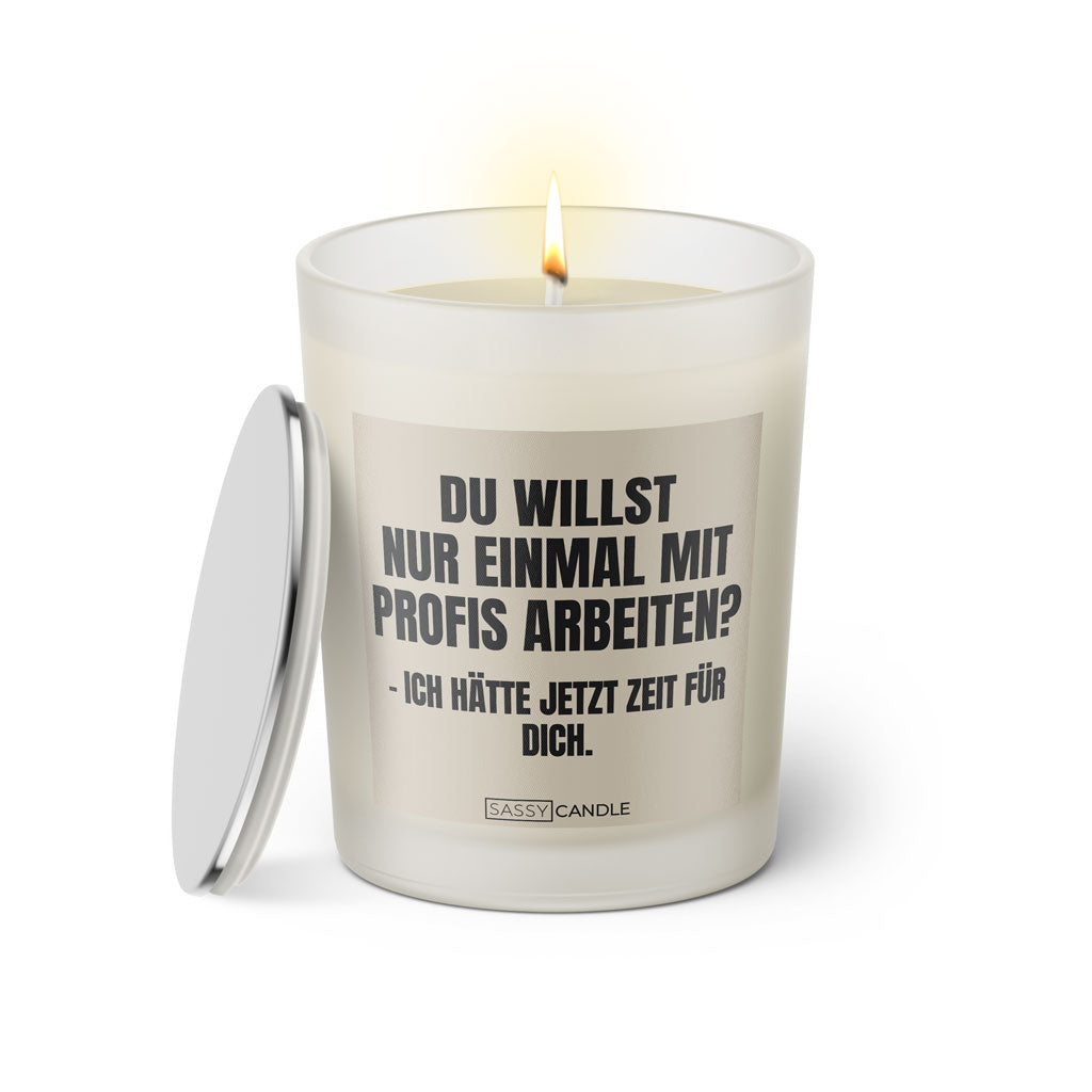Duftkerze mit witzigem Spruch: Du willst nur einmal mit Profis arbeiten? - Ich hätte jetzt Zeit für dich. Farbe schwarz und beige mit silbernem Deckel von Sassy Candle.