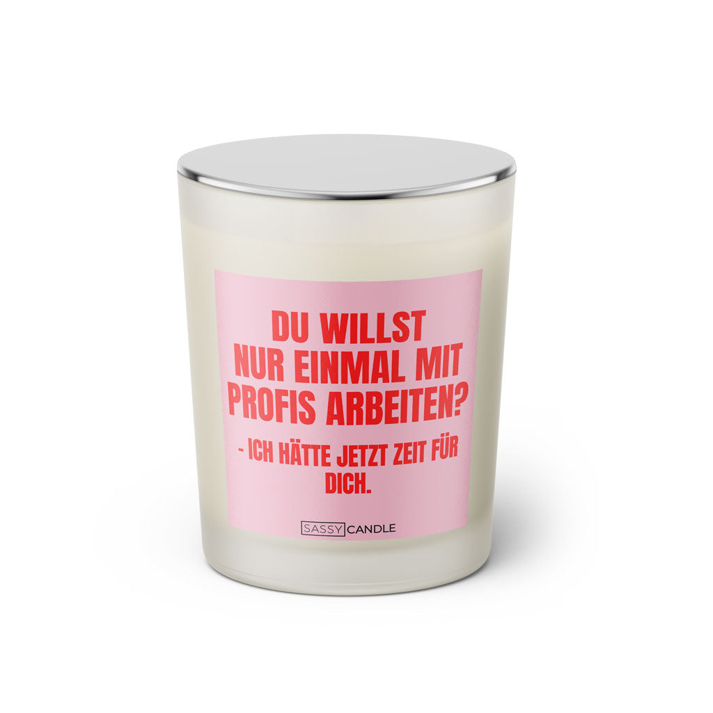 Duftkerze mit witzigem Spruch: Du willst nur einmal mit Profis arbeiten? - Ich hätte jetzt Zeit für dich. Farbe rosa und pink mit silbernem Deckel von Sassy Candle.