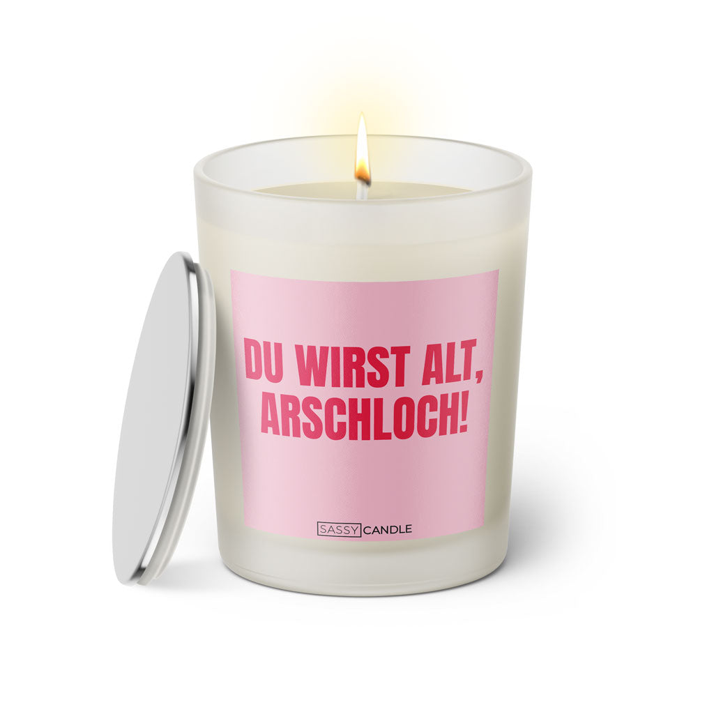 Duftkerze mit witzigem Spruch: Du wirst alt Arschloch. Farbe rosa und pinke Schrift. Kerzenglas mit silbernem Deckel von SassyCandle.