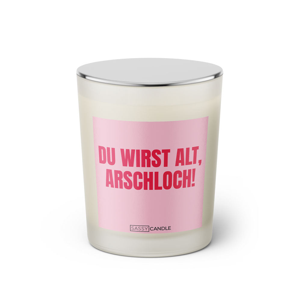 Duftkerze mit witzigem Spruch: Du wirst alt Arschloch. Farbe rosa und pinke Schrift. Kerzenglas mit silbernem geschlossenem Deckel von SassyCandle.