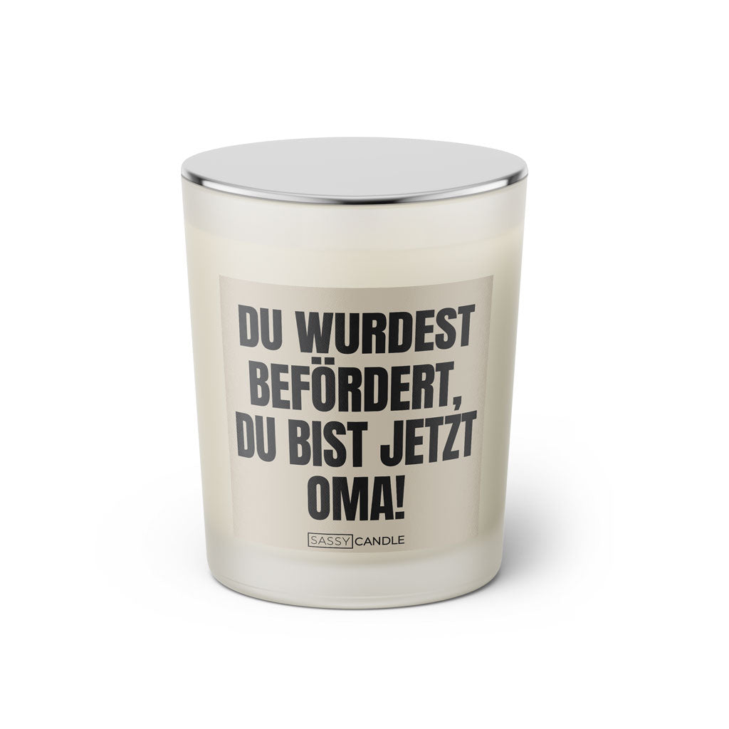 Duftkerze mit witzigen Spruch: Du wurdest befördert, du bist jetzt Oma! Kerzenglas mit silbernen Deckel von Sassy Candle. Farbe nude und schwarz.