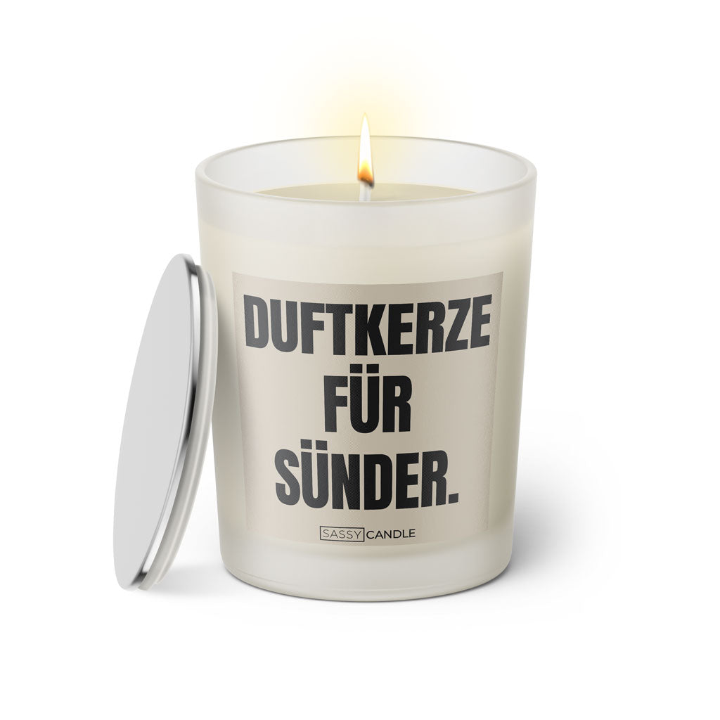 Duftkerze mit Spruch: Duftkerze für Sünder. Farbe beige und schwarz von Sassy Candle.