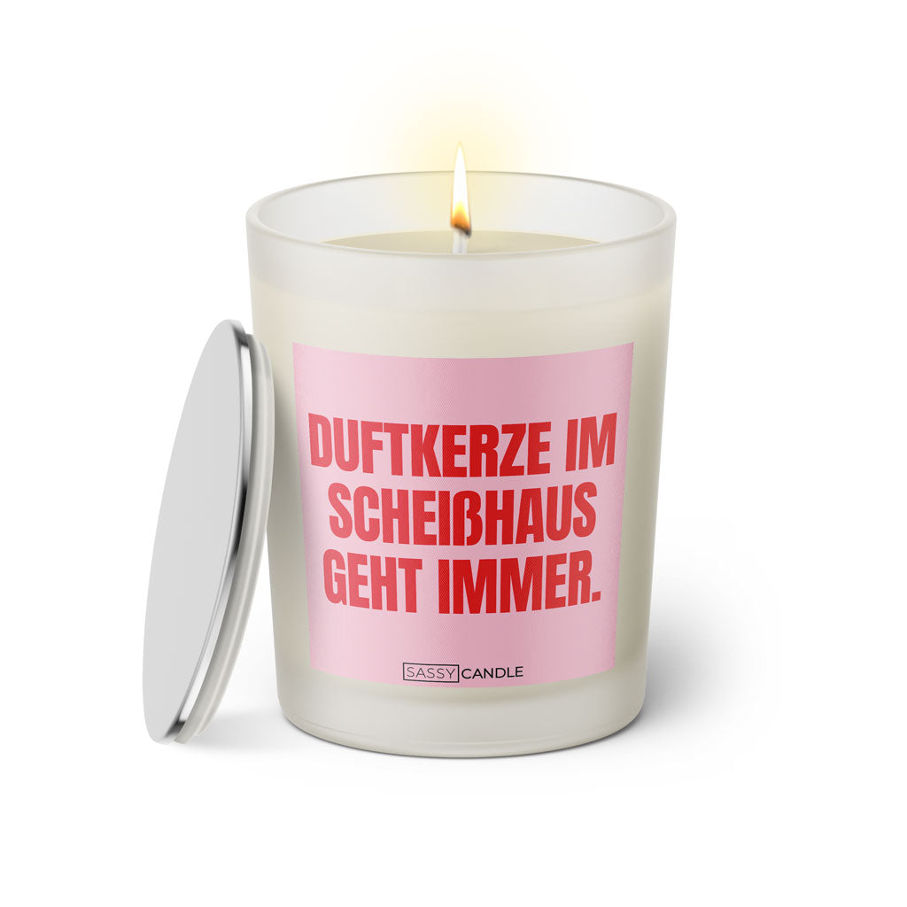 Duftkerze mit witzigem Spruch: Duftkerze im Scheisshaus geht immer. Farbe rosa und pinke Schrift. Kerzenglas mit silbernem Deckel von SassyCandle.