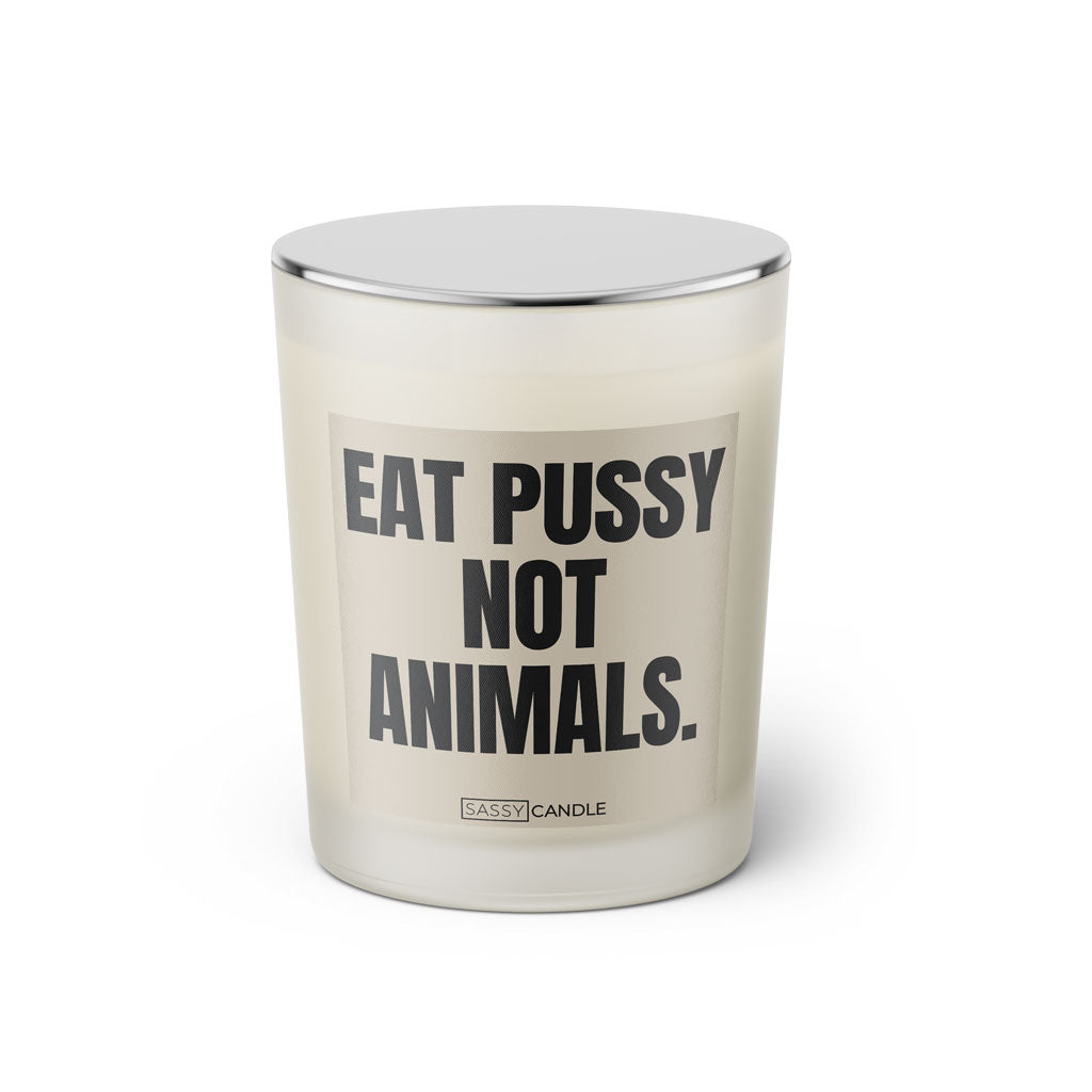 Duftkerze mit witzigen Spruch: Eat pussy not animals. Farbe beige und schwarz von Sassy Candle.
