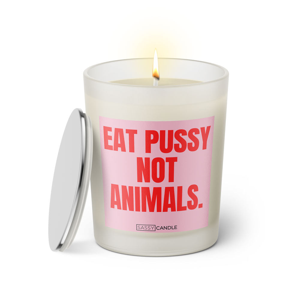 Duftkerze mit witzigen Spruch: Eat pussy not animals. Farbe rosa und pink von Sassy Candle.