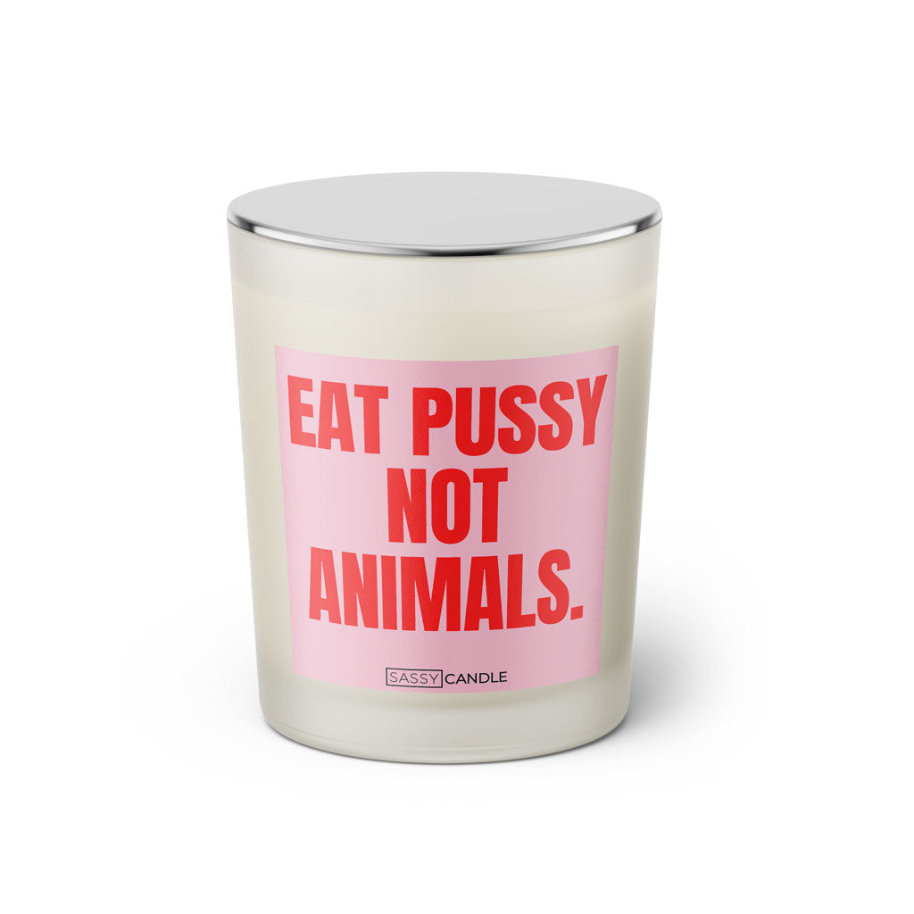 Duftkerze mit witzigen Spruch: Eat pussy not animals. Farbe rosa und pink von Sassy Candle.