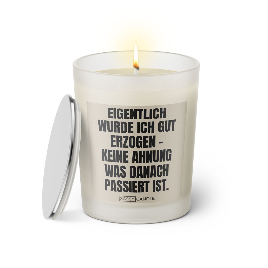 Duftkerze mit witzigen Spruch: Eigentlich wurde ich ganz gut erzogen - keine Ahnung was danach passiert ist. Farbe beige und schwarz von Sassy Candle.