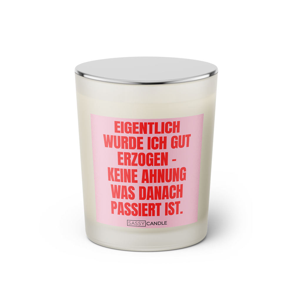 Duftkerze mit witzigen Spruch: Eigentlich wurde ich ganz gut erzogen - keine Ahnung was danach passiert ist. Farbe rosa und pink von Sassy Candle.