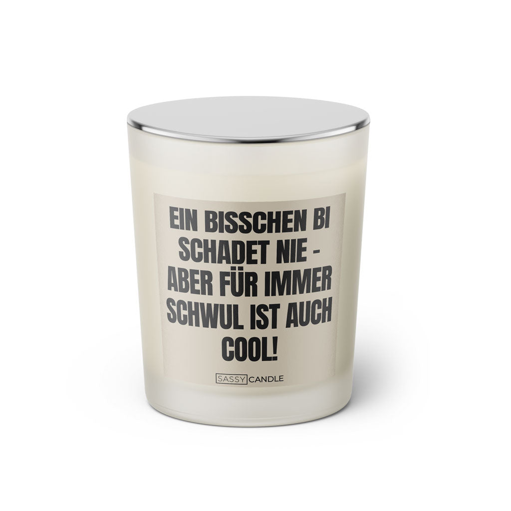 Duftkerze mit witzigen Spruch: Ein bisschen Bi schadet nie - Aber für immer Schwul ist auch cool! Farbe beige und schwarz von Sassy Candle.