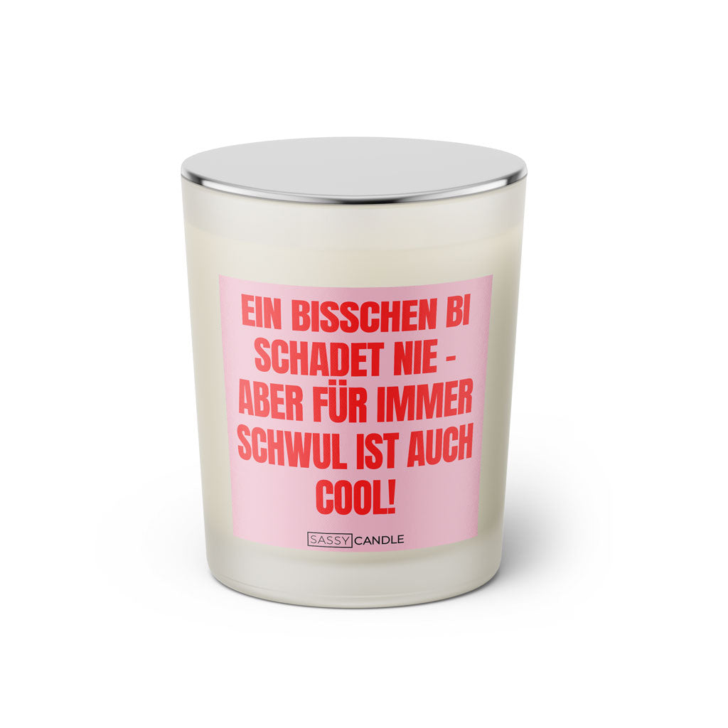 Duftkerze mit witzigen Spruch: Ein bisschen Bi schadet nie - Aber für immer Schwul ist auch cool! Farbe rosa und pink von Sassy Candle.