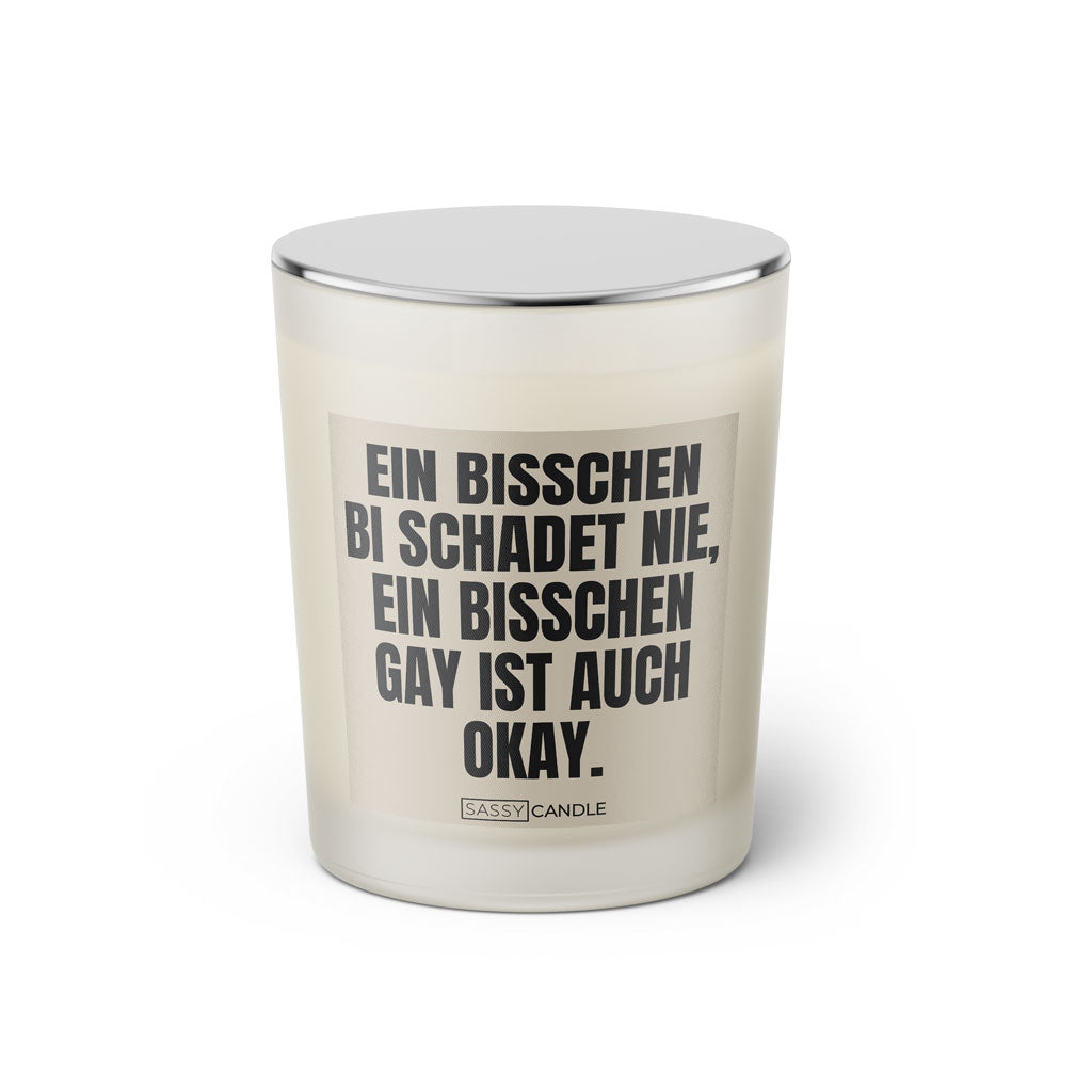 Duftkerze mit witzigen Spruch: Ein bisschen Bi schadet nie, ein bisschen Gay ist auch okay. Farbe beige und schwarz von Sassy Candle.