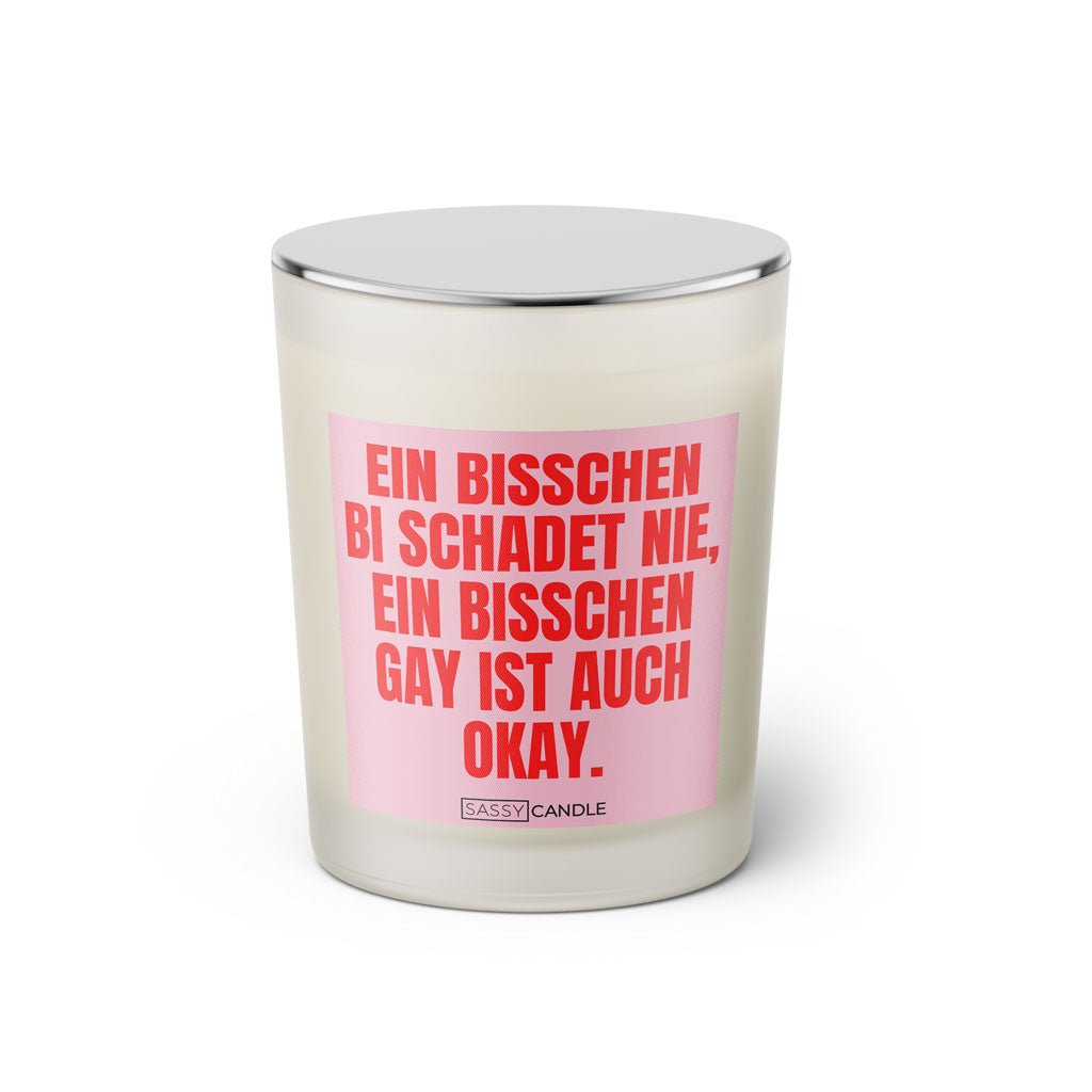 Duftkerze mit witzigen Spruch: Ein bisschen Bi schadet nie, ein bisschen Gay ist auch okay. Farbe rosa und pink von Sassy Candle.