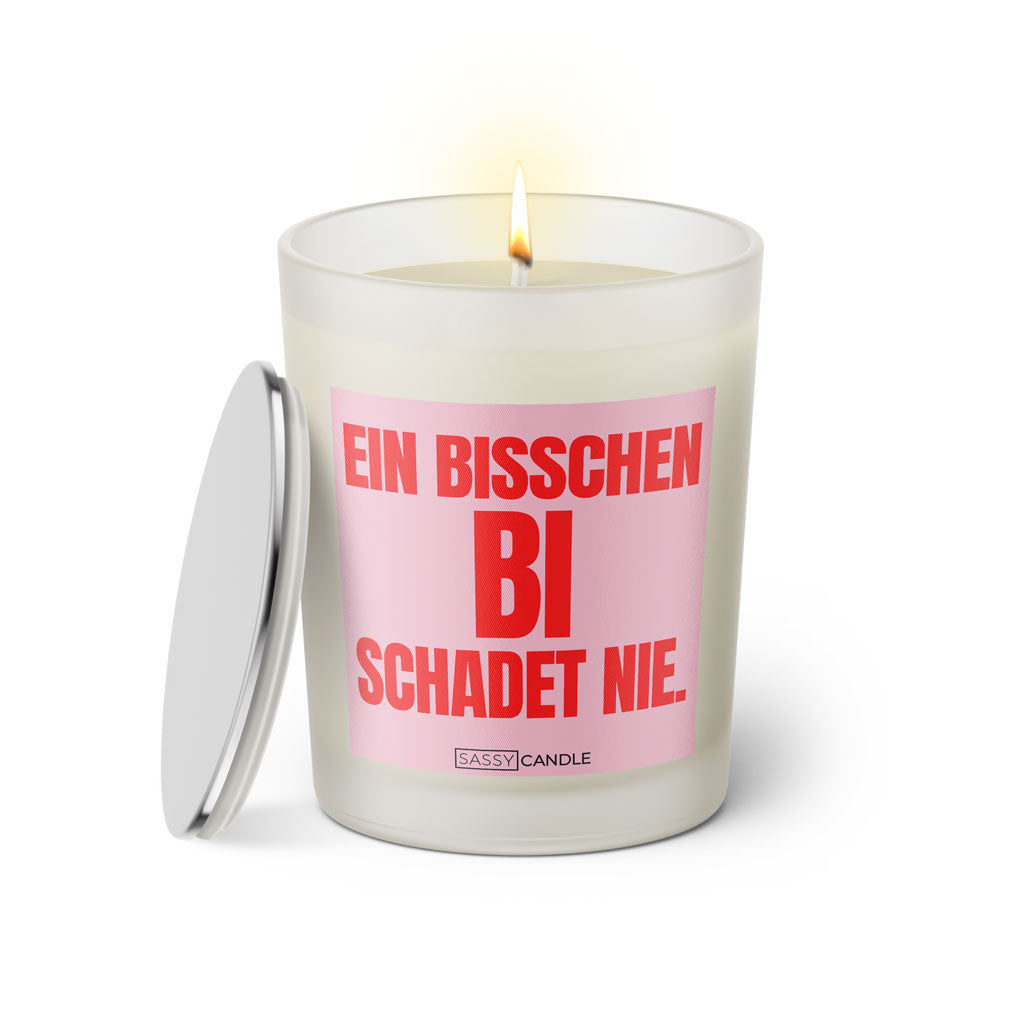 Duftkerze mit witzigen Spruch: Ein bisschen Bi schadet nie. Farbe rosa und pink von Sassy Candle.