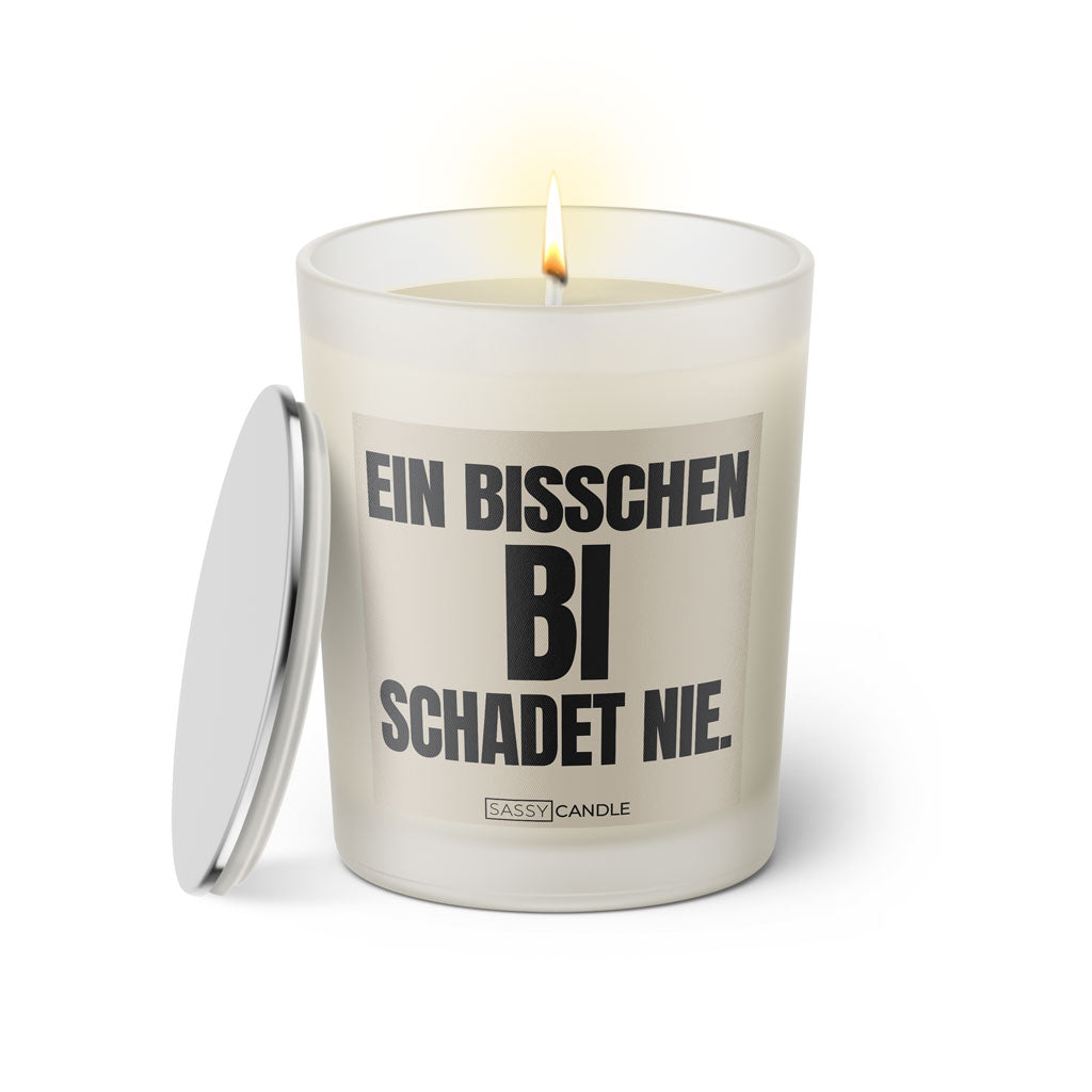 Duftkerze mit witzigen Spruch: Ein bisschen Bi schadet nie. Farbe beige und schwarz von Sassy Candle.