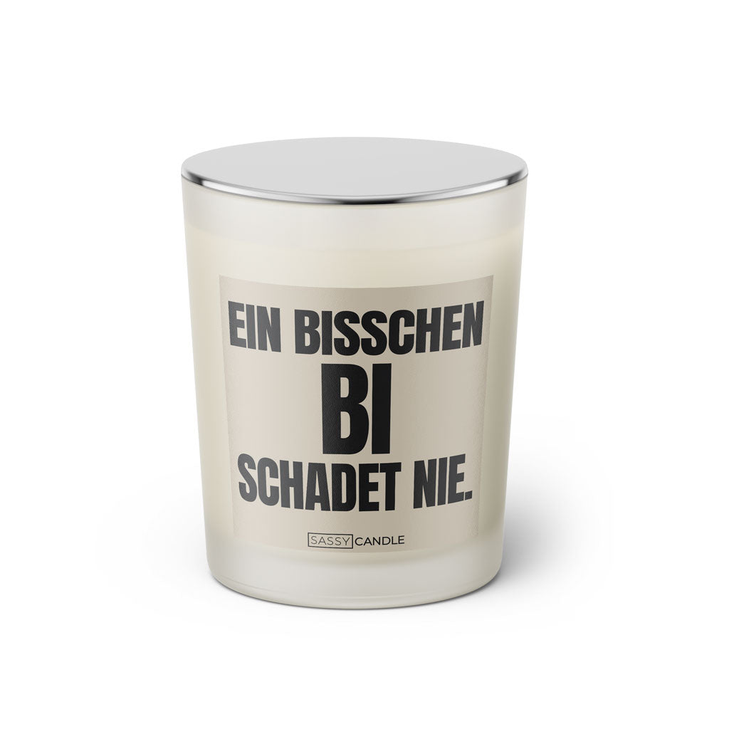 Duftkerze mit witzigen Spruch: Ein bisschen Bi schadet nie. Farbe beige und schwarz von Sassy Candle.