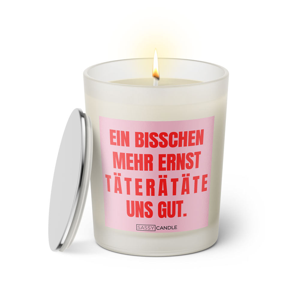Duftkerze mit witzigen Spruch: Ein bisschen mehr Ernst taterätäte uns gut. Kerzenglas mit silbernen Deckel von Sassy Candle. Farbe rosa und pink.