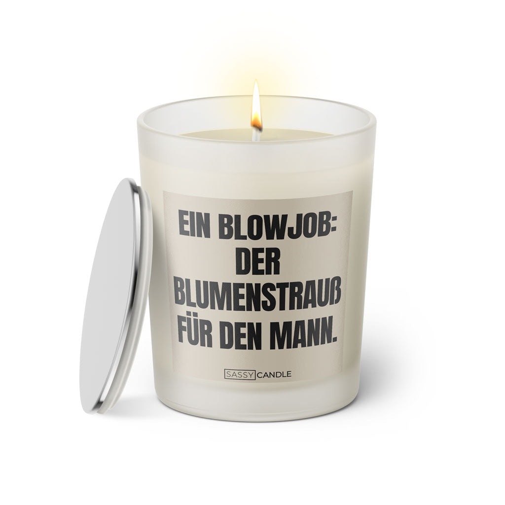 Duftkerze mit Spruch: Ein Blowjob. Der Blumenstrauß für den Mann. Farbe beige und schwarz von Sassy Candle.