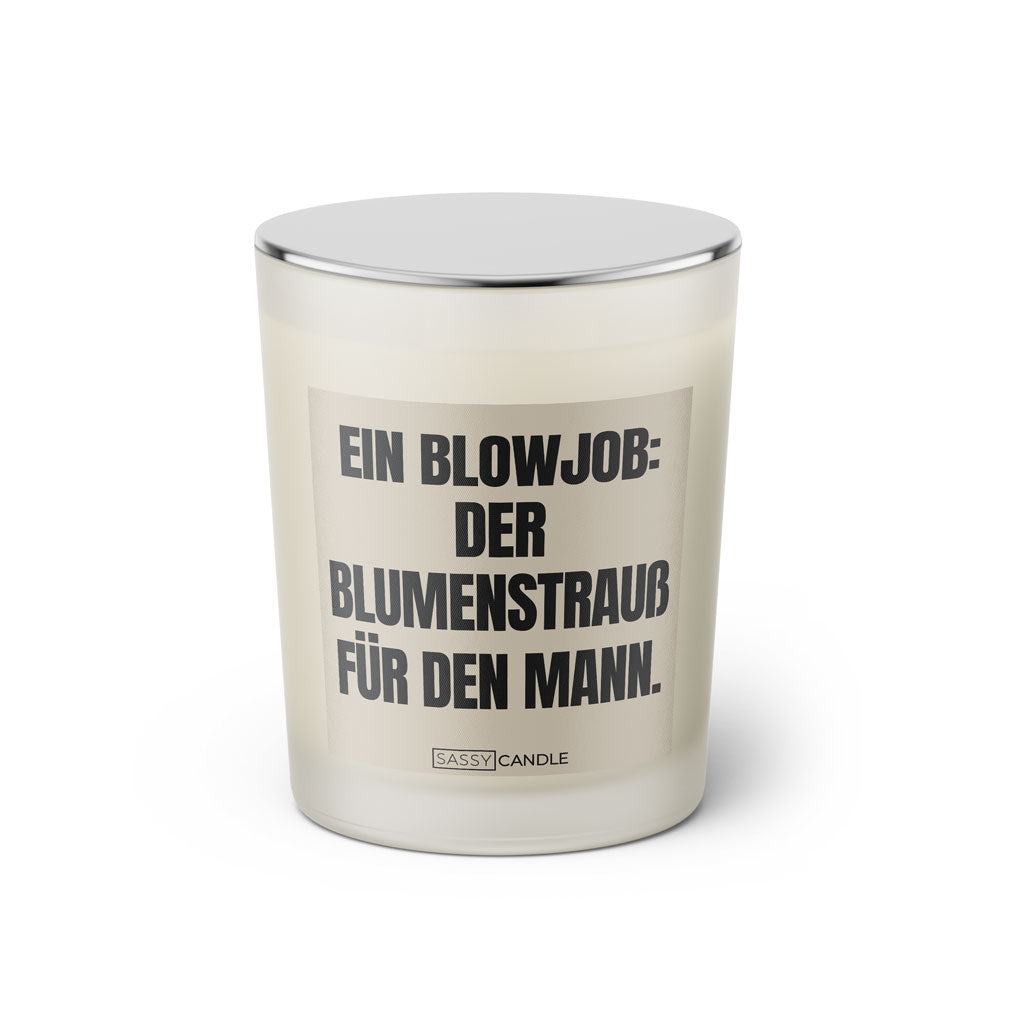 Duftkerze mit Spruch: Ein Blowjob. Der Blumenstrauß für den Mann. Farbe beige und schwarz von Sassy Candle.