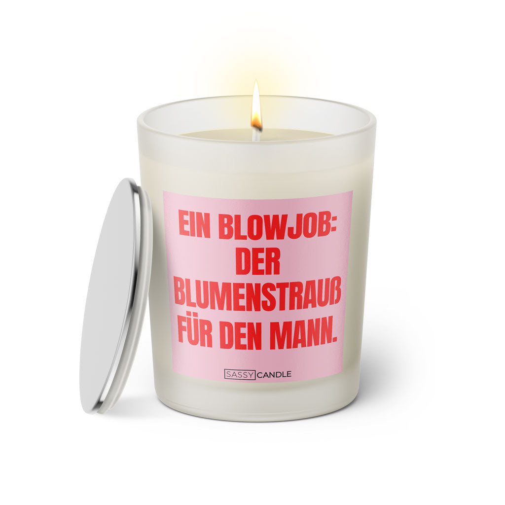 Duftkerze mit Spruch: Ein Blowjob. Der Blumenstrauß für den Mann. Farbe rosa und pink von Sassy Candle.