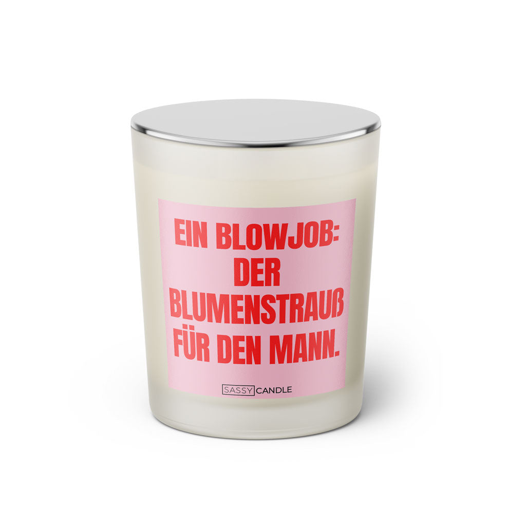 Duftkerze mit Spruch: Ein Blowjob. Der Blumenstrauß für den Mann. Farbe rosa und pink von Sassy Candle.