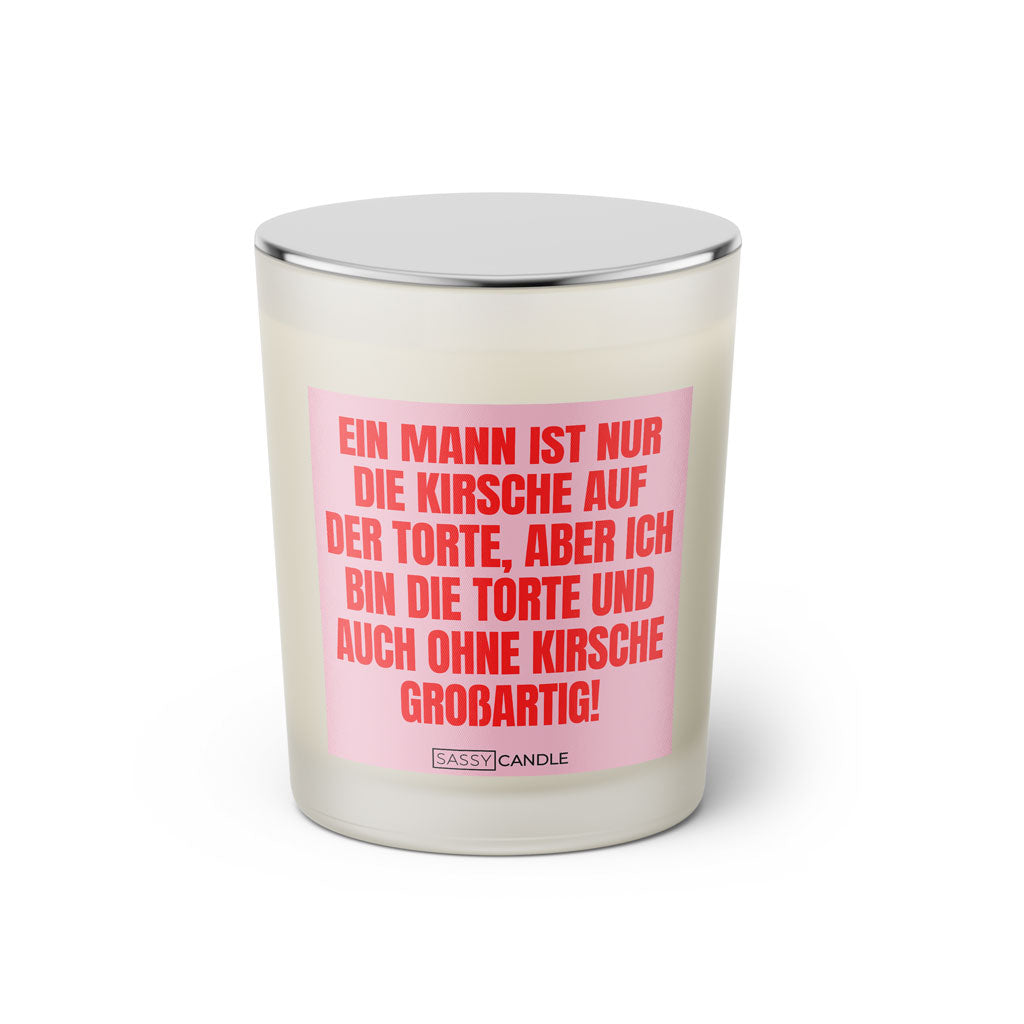 Duftkerze mit witzigen Spruch: Ein Mann ist nur die Kirsche auf der Torte, aber ich bin die Torte und auch ohne Kirsche großartig! Farbe rosa und pink von Sassy Candle.